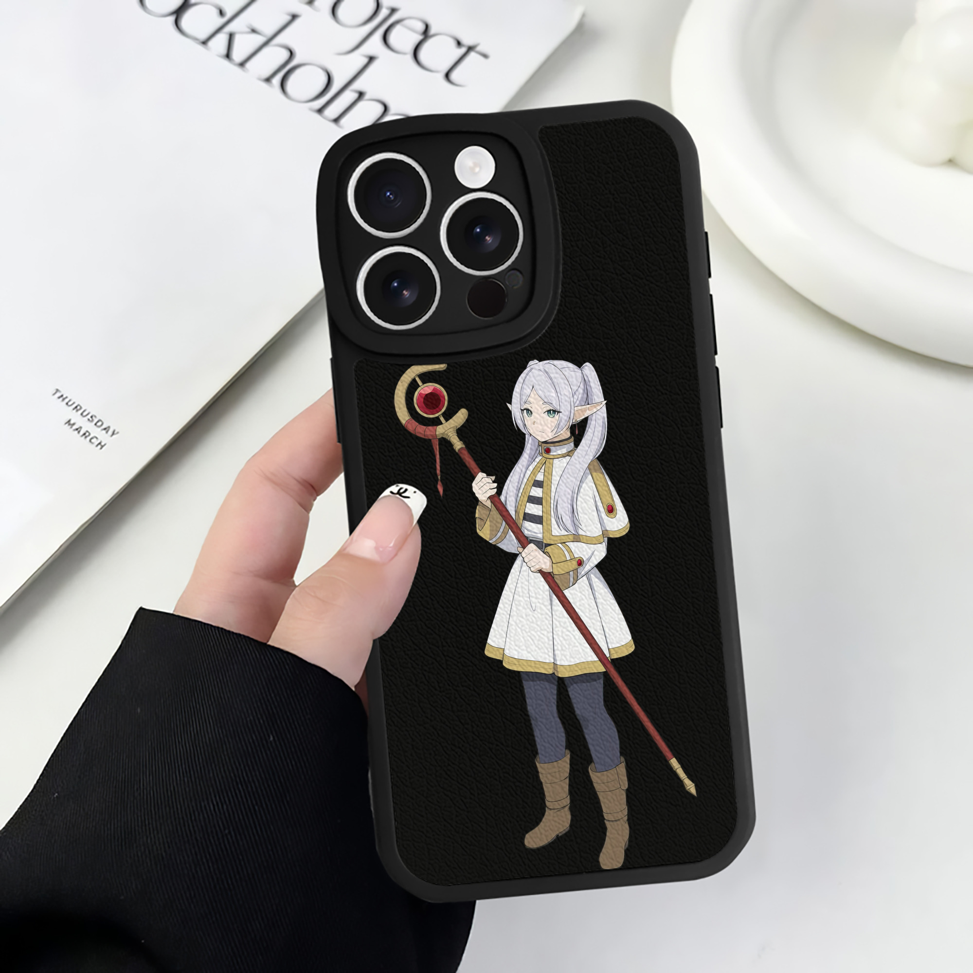 （画像用） 葬送のフリーレン Frieren 【iPhone 16シリーズ対応】シリコンスマホケース（レザー調） 材質：シリコン